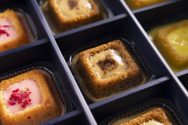 Kahraman Catering Box No.2 - Basboussa with cream, different flavours 2